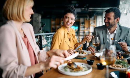 friends eating in a restaraunt